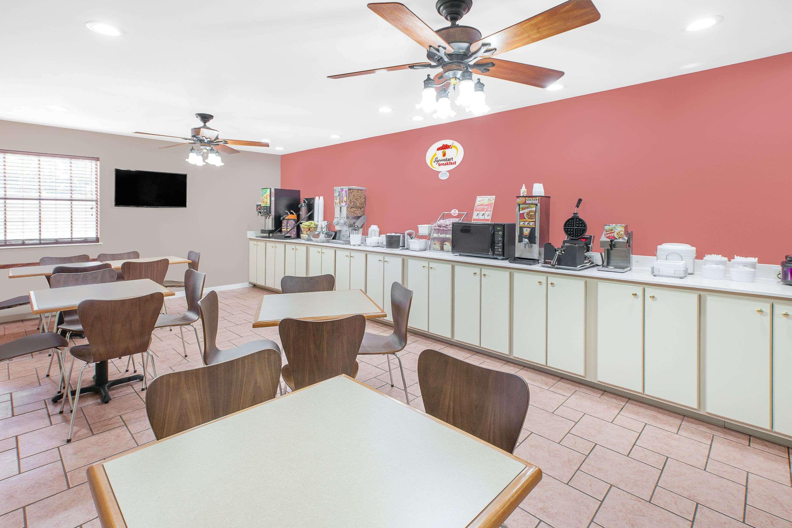 Super 8 By Wyndham Lowell/Bentonville/Rogers Area Ngoại thất bức ảnh